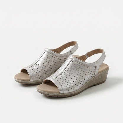 Hazel – Stille Raffinesse in zartem Grau